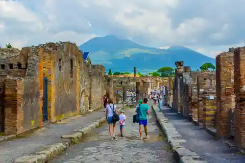 Desde el puerto de Nápoles_Tour privado de Pompeya y Sorrento