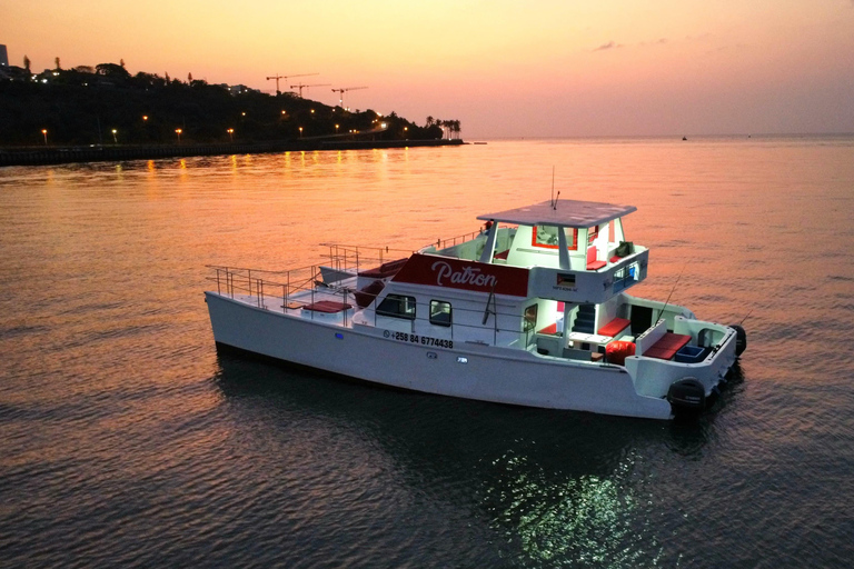 Cruzeiro ao pôr do sol na Baía de Maputo