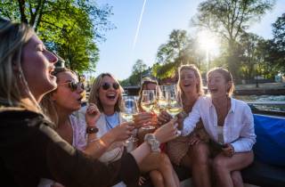 Amsterdam: Abendliche Grachtenfahrt mit Option auf unbegrenzte Getränke