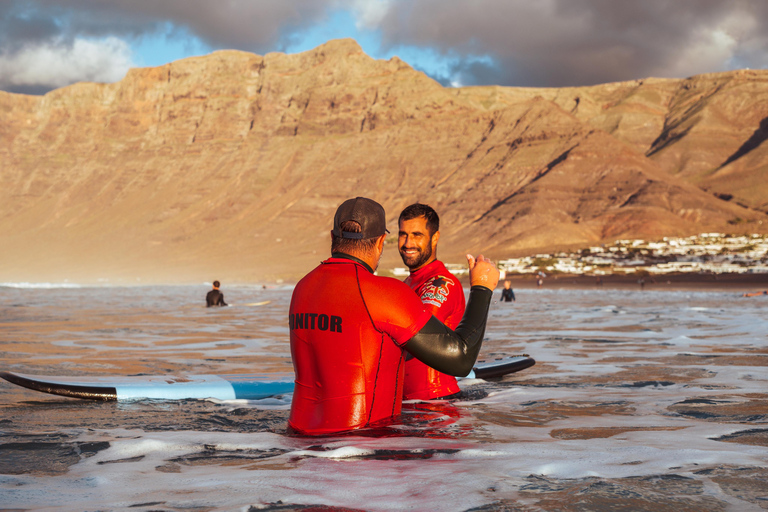 Lanzarote: Beginner's surfing lesson at Famara beach Package of 3 beginner surfing lessons (2 hours each)