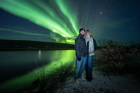 Tromsø: Northern Lights Hunt with Photos and Hot Food