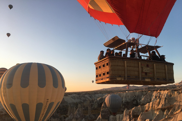 Voo de balão de ar quente na Capadócia ao nascer do sol em Fairychimneys