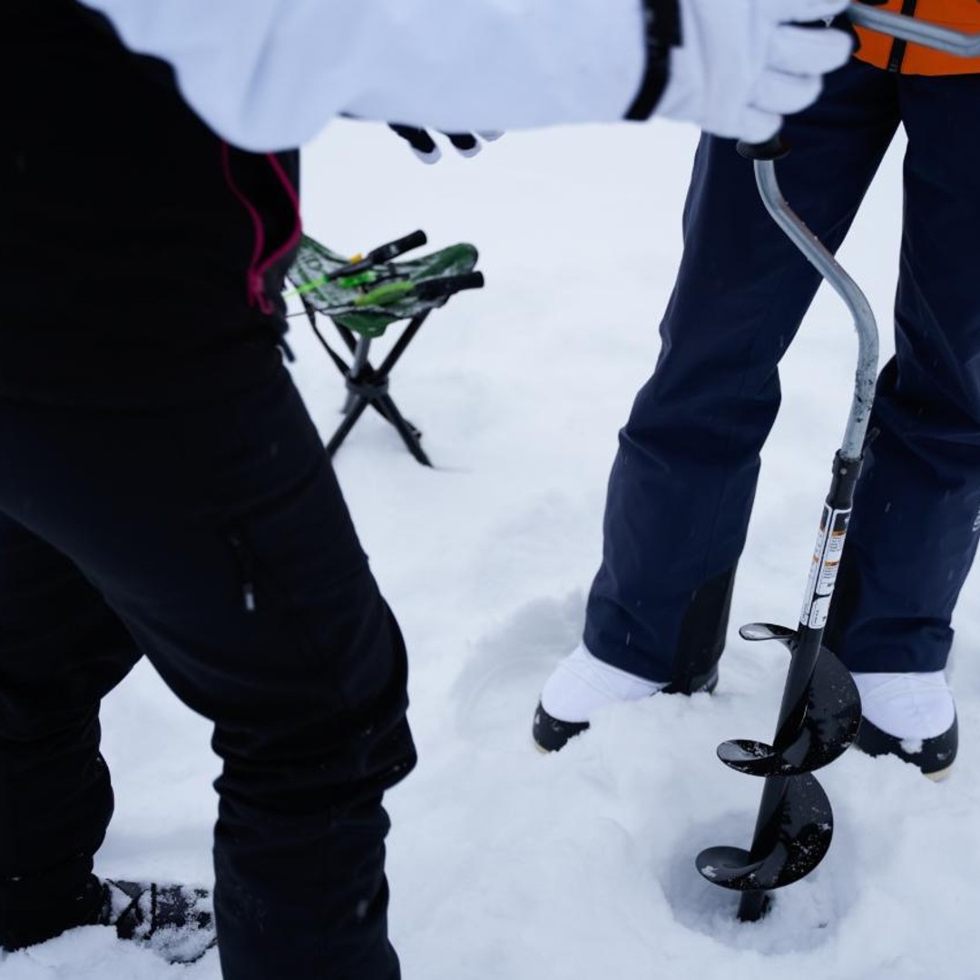 Pescatore Che Tiene Una Pesca Sul Ghiaccio Presa Pesce Persico