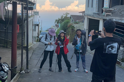 Yogyakarta: Escursione all'alba sul Monte Merbabu - Gita di un giorno intero