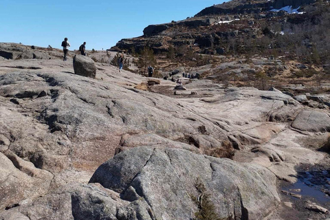 Preikestolen con recogida del hotel o barco con guía