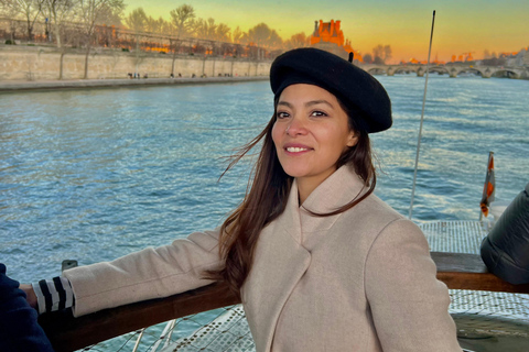 Paris: Day or Evening River Cruise with Musical Ambiance Paris: Evening River Cruise with Musical Ambiance & Postcard