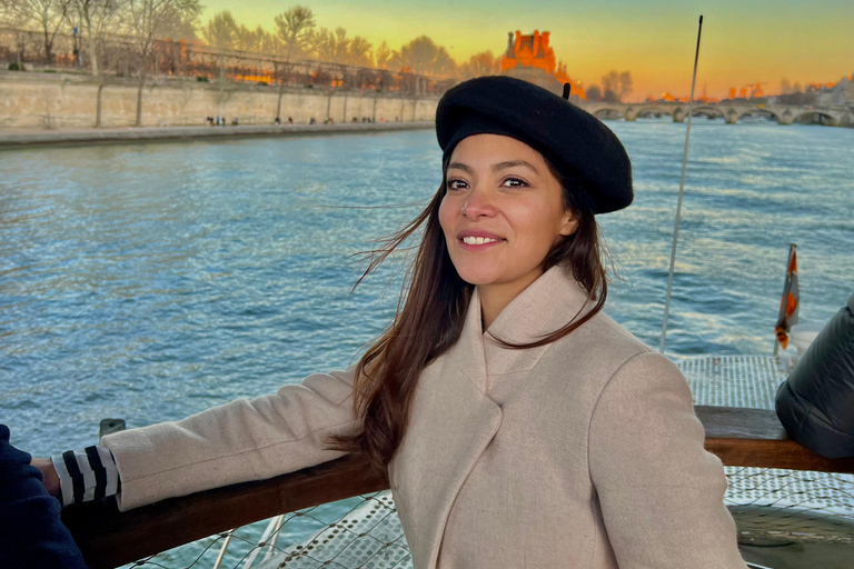 Paris: Day or Evening River Cruise with Musical Ambiance Paris: Evening River Cruise with Musical Ambiance & Postcard