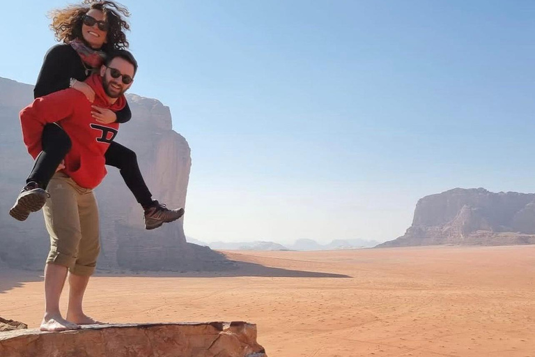 Deserto de Wadi Rum: Excursão de 1 dia em um jipe e almoço tradicional