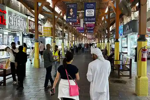 Passeio a pé em Dubai. Souks, museus, teste de comida local