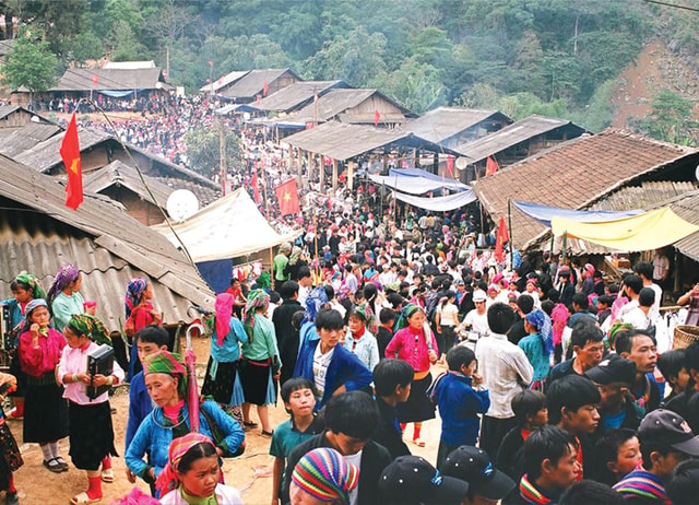 From Hanoi: 2-Day Sapa and Bac Ha Market Tour