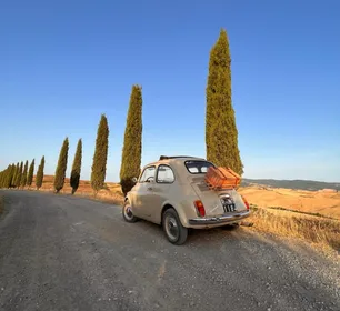 Volterra: Aperitif im Weinberg mit einem Fiat 500