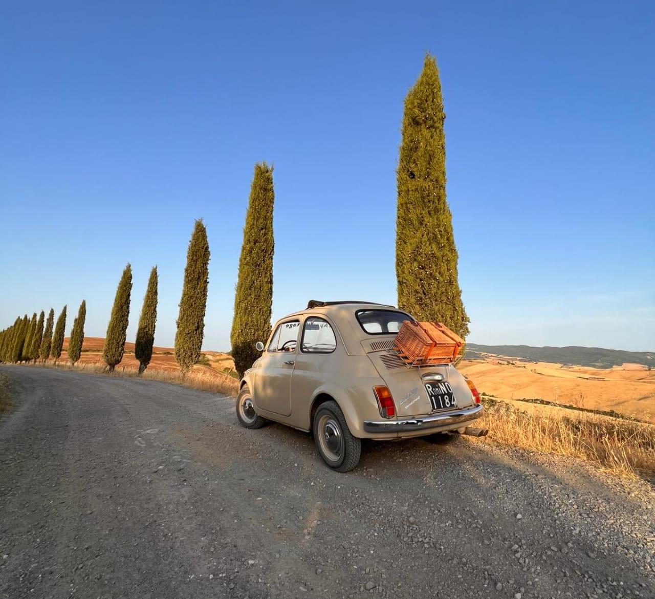 Volterra: Aperitif im Weinberg mit einem Fiat 500