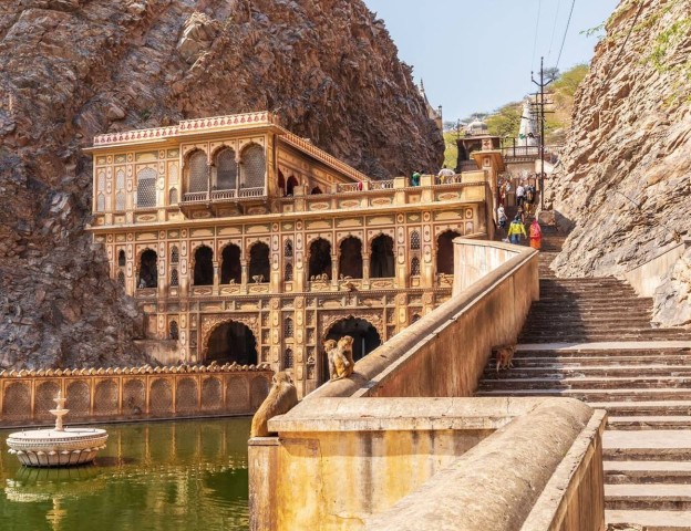 Visit Udaipur to Jaipur via Pushkar Private tour by cab in Jaipur