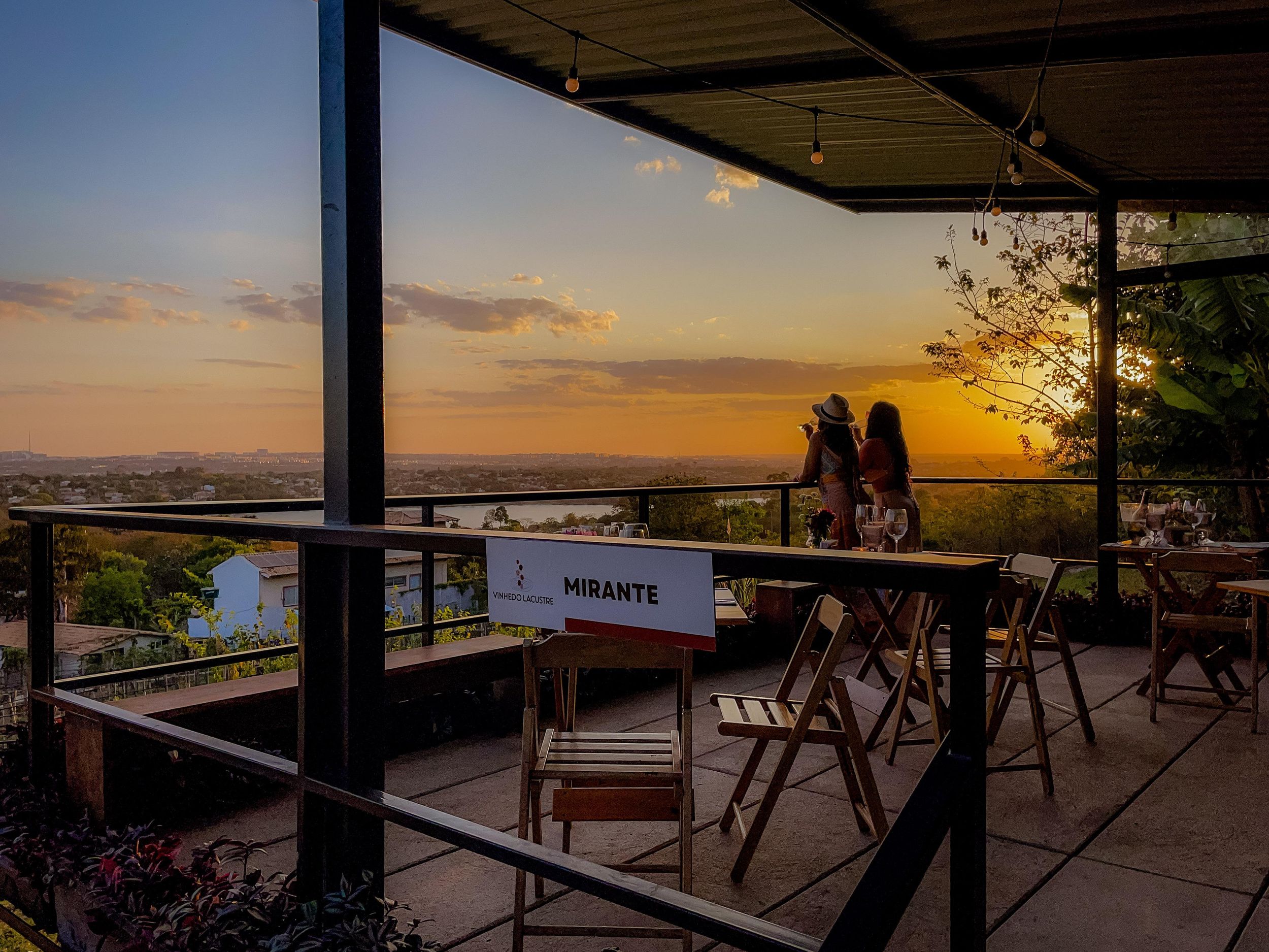 Brasília: Genuss des Ausblicks auf die Eixo Monumental mit Wein und Aufschnitt