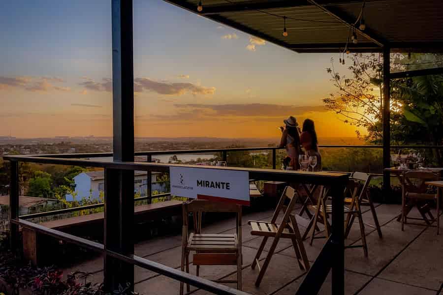 Brasília: Genuss des Ausblicks auf die Eixo Monumental mit Wein und Aufschnitt. Foto: GetYourGuide Brasília: Genuss des Ausblicks auf die Eixo Monumental mit Wein und Aufschnitt. Foto: GetYourGuide