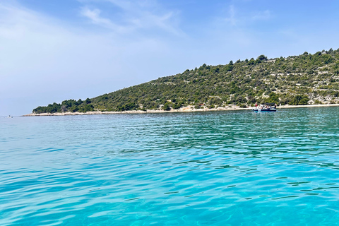 Ze Splitu/Trogiru: Błękitna Laguna i 2 wyspy - pół dnia prywatnieZe Splitu: prywatna półdniowa wycieczka do Błękitnej Laguny i Šolta Nečujam