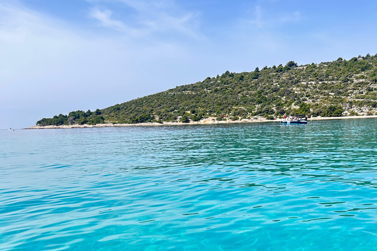 Ze Splitu/Trogiru: Błękitna Laguna i 2 wyspy - pół dnia prywatnieZe Splitu: prywatna półdniowa wycieczka do Błękitnej Laguny i Šolta Nečujam