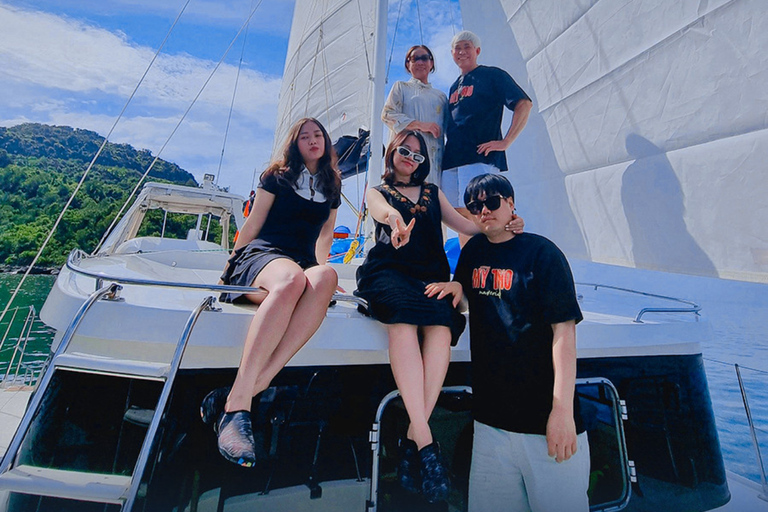 Da Nang: Discover Son Tra Bay on Luxury Sailing Catamaran 2-Hour Luxury Catamaran Scenic Cruise with Drink & Transfer