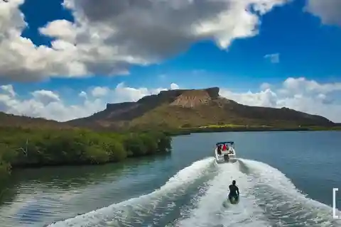 2 hour private boat tour in Spanish Waters with Swim Stop