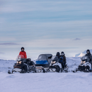 Abisko: Tolle Outback-Schneemobiltour mit dem See Abiskojaure