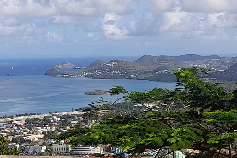 Expérience à Soufrière : Bain de boue, cascade, Pitons, baie de Marigot.