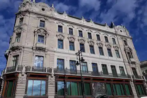Budapest: Pest Side Walking Tour with Folk Music Performance