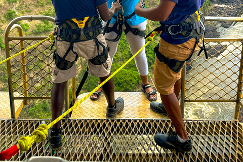 Saut à l&#039;élastique sur le pont des chutes Victoria