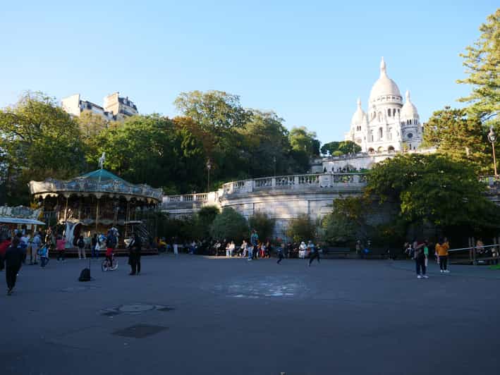 Paris: Montmartre Must-See Walking Tour with a Local Guide