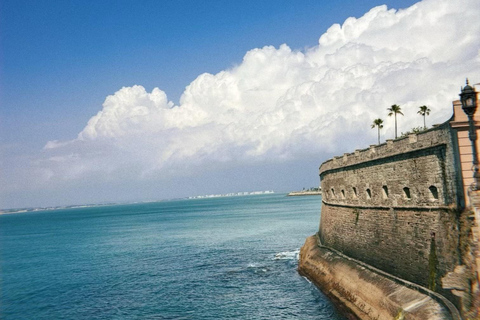 Cádiz: Walking Tour with Tapas and Drinks