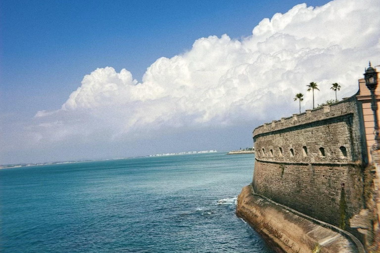 Cádiz: Walking Tour with Tapas and Drinks