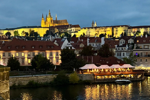 Prague: VIP Prague Castle Night Walk with Panoramic Views VIP Prague Castle Night Walk with Panoramic Views (German)