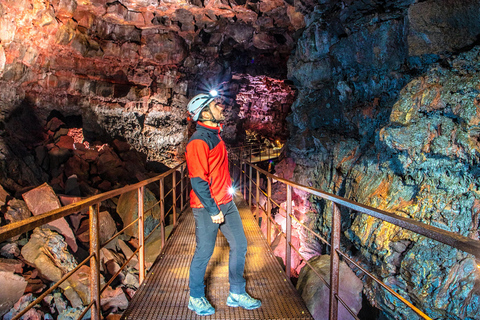 IJsland: kleine groepstour naar Lava CaveTour met trefpunt bij Raufarholshellir Cave