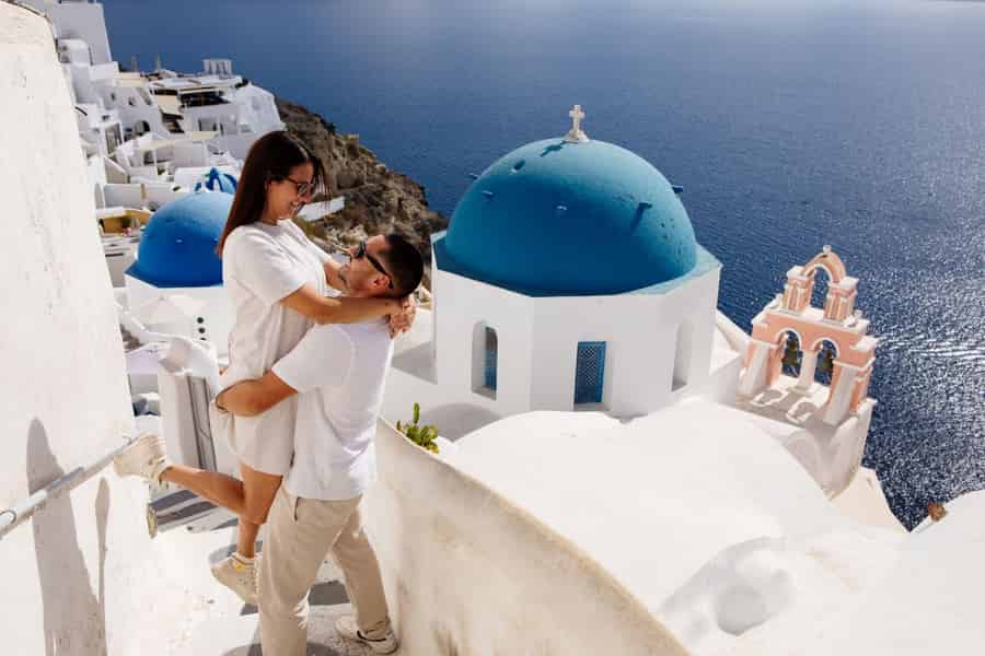 Santorini: Professionelles Fotoshooting im Dorf Oia. Foto: GetYourGuide