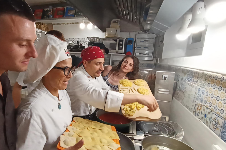 佛罗伦萨：意面制作课程，含晚餐、葡萄酒和... 唱歌！佛罗伦萨：意面制作课程，含晚餐、葡萄酒...还有歌唱！