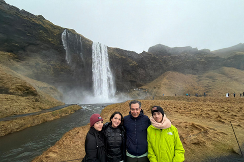 South Shore Adventure by 4x4 in Spanish with Professional Photos Iceland's South Shore in a 4x4 in Spanish with Professional Photos