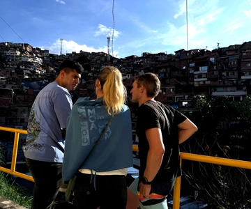 Medellín: Comuna 13 Tour Beyond History with Snack, Graffiti