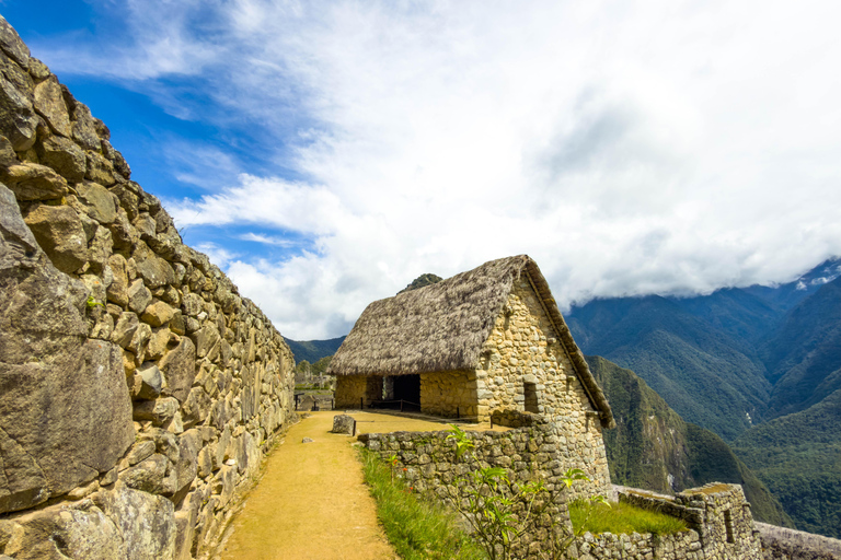 Machu Picchu: Circuit 2A (Classic Route) + Bus & Local Guide Last-Minute: Circuit 3B with Guide Included