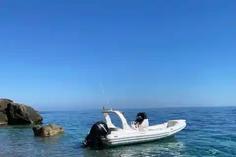 Trapani: Escursione di un giorno a Favignana e Levanzo in gommone e pranzo