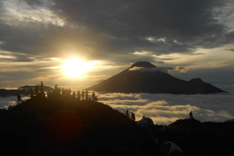 Dieng: Excursión al Amanecer Dorado de Sikunir y a la Meseta de Dieng