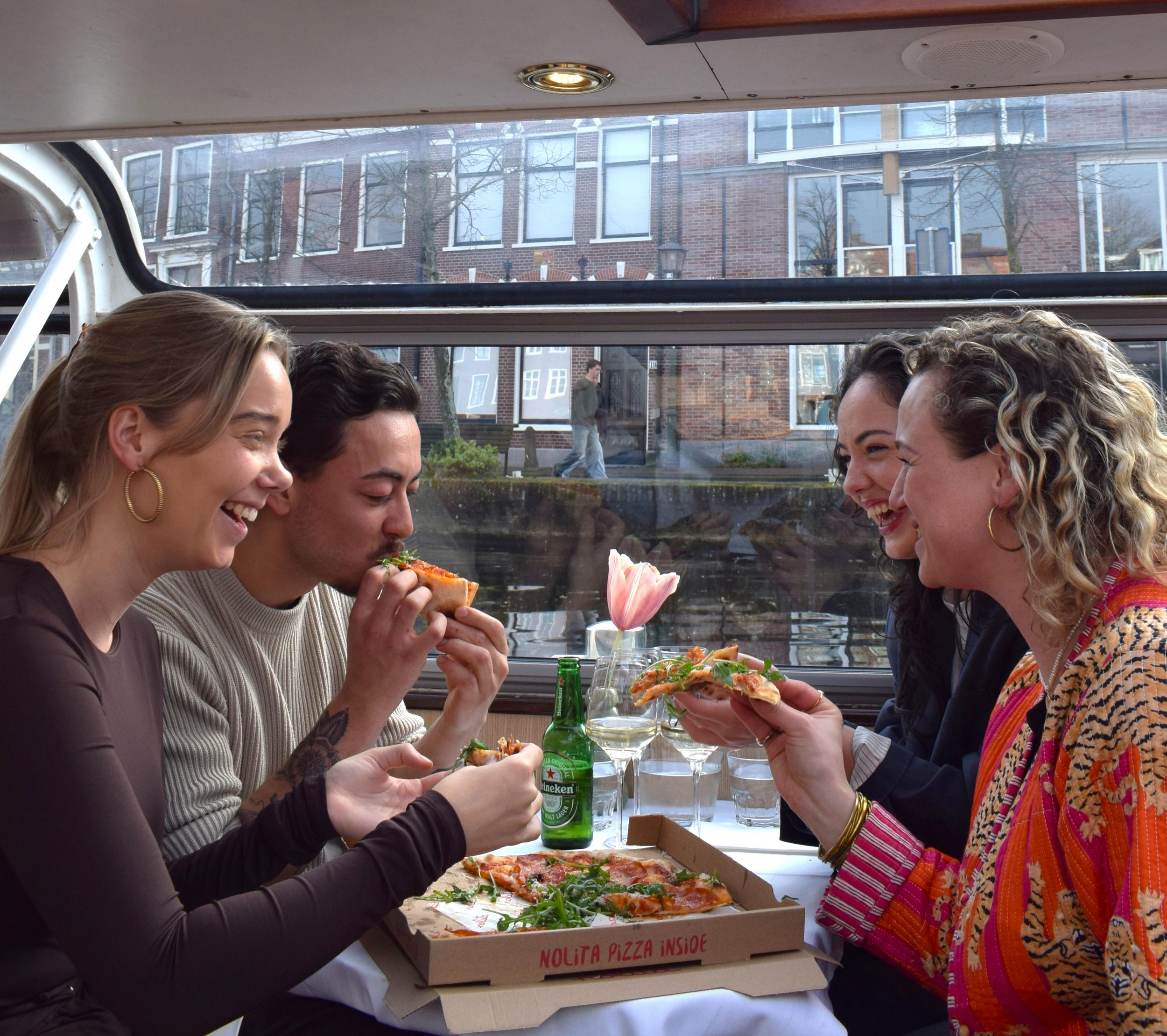 Haarlem: Abendliche Bootsfahrt mit frischer Nolita-Pizza