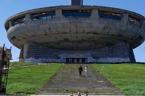 Tal der Rosen und Buzludzha Denkmal Eco Private Tour