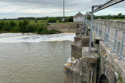 Amerykańscy spadochroniarze na prywatnej wycieczce po polu bitwy w Normandii