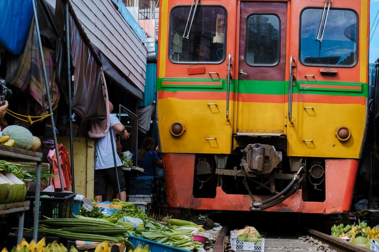 Mercado de Maeklong más viaje corto en tren, y Damnoen Saduak