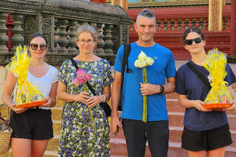 Benedizione buddista dell&#039;acqua e mercato locale a Siem Reap