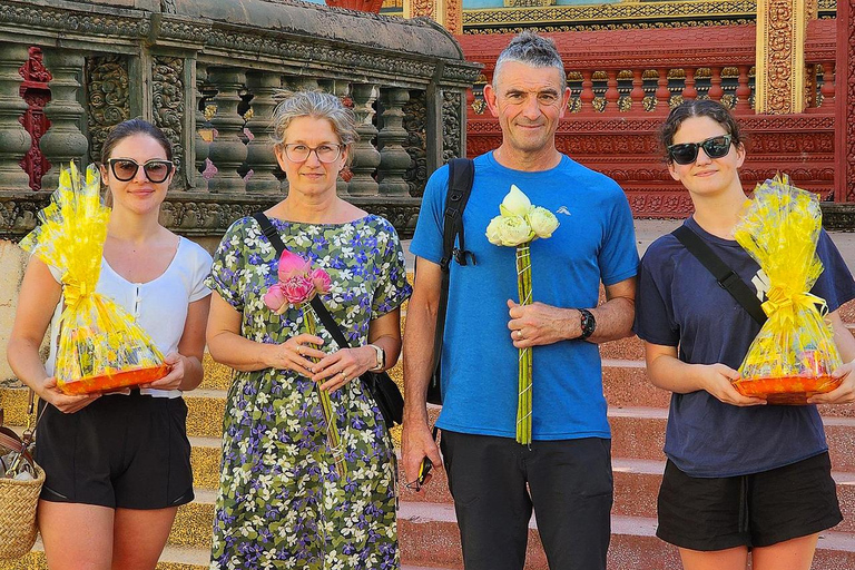 Benedizione buddista dell&#039;acqua e mercato locale a Siem Reap