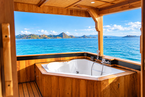 Labuan Bajo: 3-Day Komodo Sailing Luxury Boat with All Fees Deluxe Boat - Private Standar Room (2pax/room)