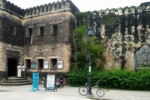 Zanzibar: Rundtur i Stone Town och mangrovekajakpaddling.Denna tur inkluderar transfer till och från hotellet.