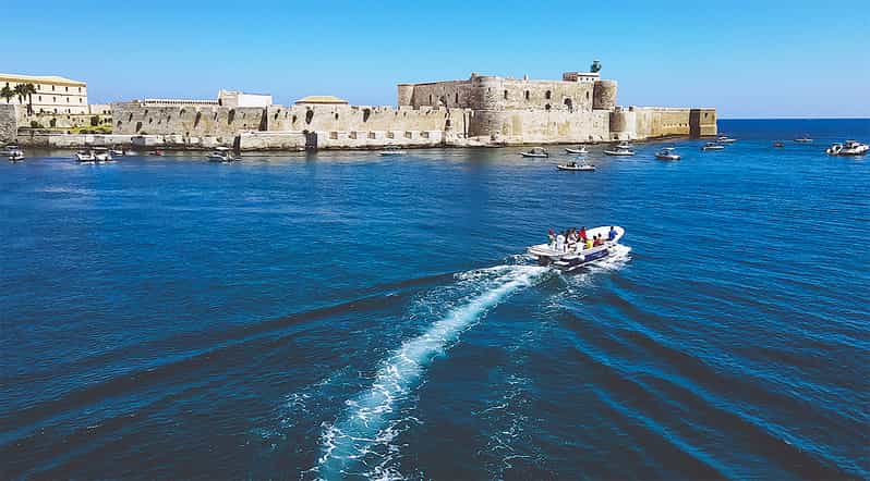 Siracusa: private boat tour-Pillirina, Ortigia and sea caves
