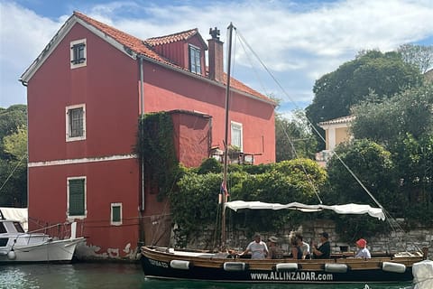 Sightseeing vom Meer aus in einem traditionellen Holzboot in Zadar