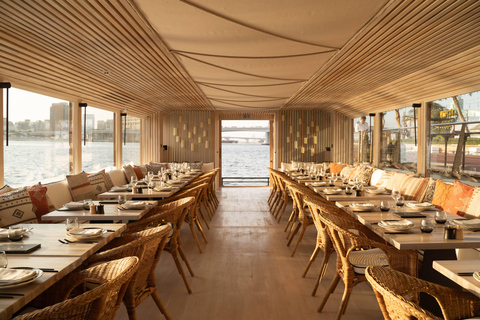 迪拜：日落与晚餐游轮之旅，乘“娜拉女士”号启航上层甲板